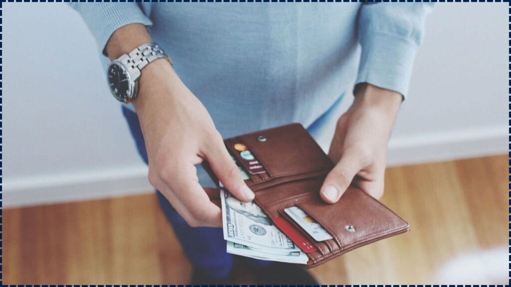 How Much Cash Should You Really Keep in Your Wallet? Financial Gurus Share Surprising Advice 1 How Much Cash Should You Really Keep