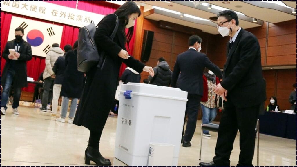 Record Early Voting in South Korea Signals Hunger for Change; Presidential Race Heats Up 1 Record Early Voting in South Korea