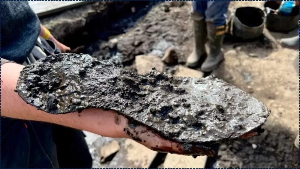 Archaeologists Stunned by Giant Roman Shoe Found at Magna Fort—Footprint of a Titan? 1 Archaeologists Stunned by Giant Roman Shoe