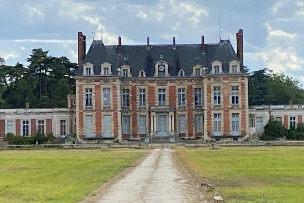 French Royal Castle Holds Documented Historical Secrets Linked to Dark Events 2 French Royal Castle