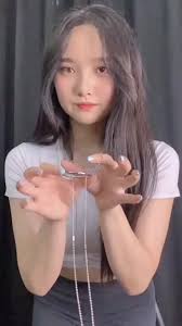 This New Yorker’s Ring Trick Is Taking Over TikTok—and It Might Change How You See Money Forever 2 Ring Trick Over TikTok