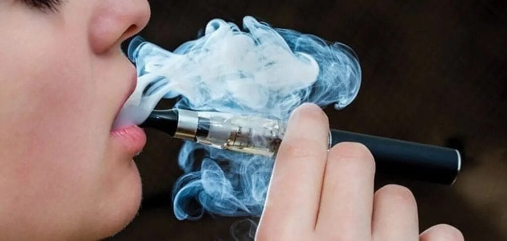 New Study Finds Vaping Can Cause Several Harmful Side Effects – Check the Details and Health Risks 2 Vaping