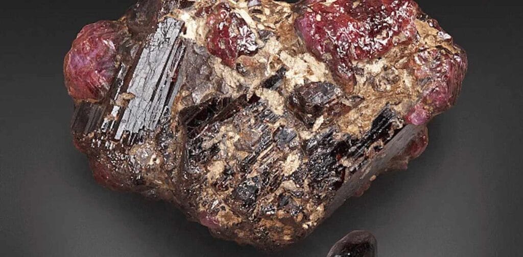 A Look at the World’s Rarest Mineral That Has Been Found Only Once in History 2 World’s Rarest Mineral