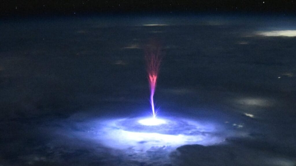 Astronaut Captures Rare ‘Red Jellyfish’ Lightning Phenomenon Over North America 2 Red Jellyfish Lightning