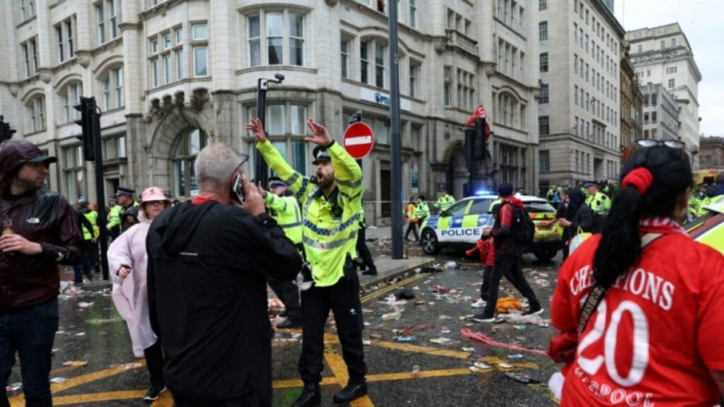 Coche Arrolla Multitud en Fiesta por Victoria del Liverpool