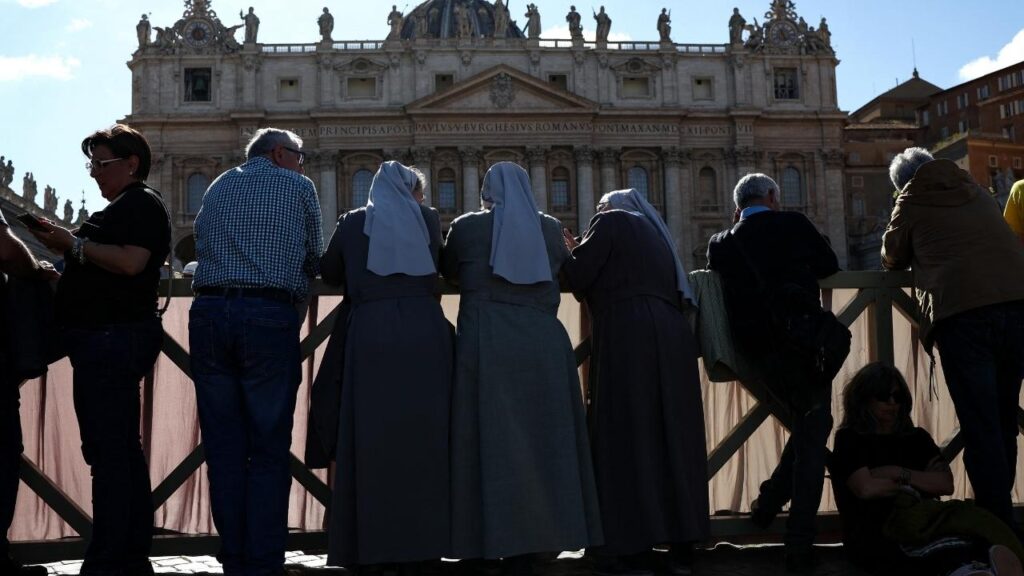 Gays, mujeres y celibato: los desafíos que podrían redefinir la Iglesia bajo León XIV 1 Gays, mujeres y celibato