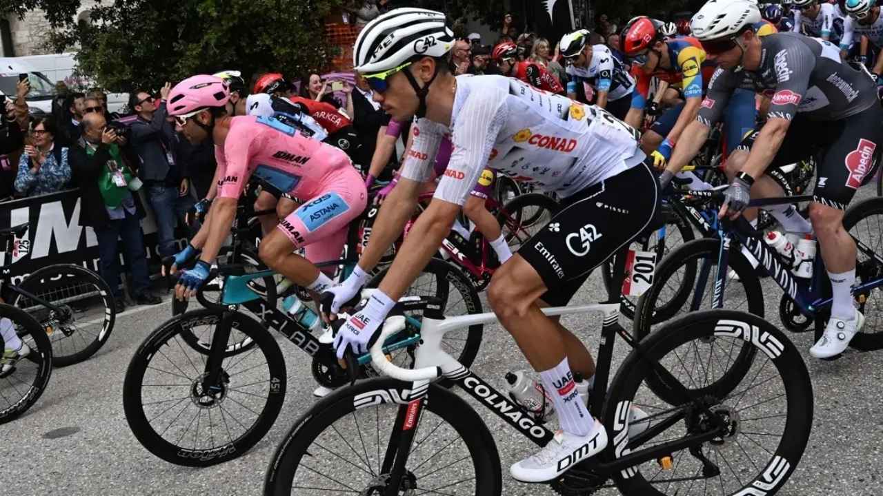 Juan Ayuso Pierde Opciones en el Giro por Dolor