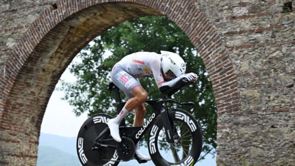 Juan Ayuso enfrenta caídas, puntos de sutura y rivales en su camino a la Maglia Rosa 1 Juan Ayuso enfrenta caídas