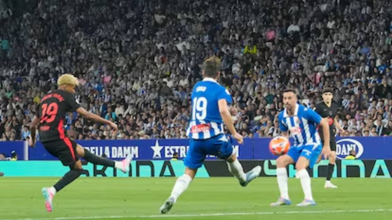 Lamine firma el título del Barça en el derbi