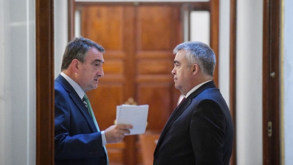 El Parlamento navarro investigará contratos públicos vinculados al caso Cerdán 1 El Parlamento navarro investigará contratos