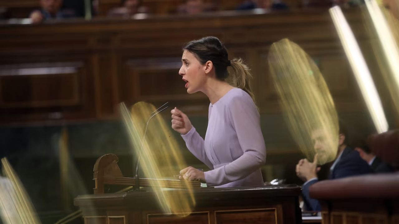 Irene Montero Irrumpe en Acto de Perdón de la Iglesia