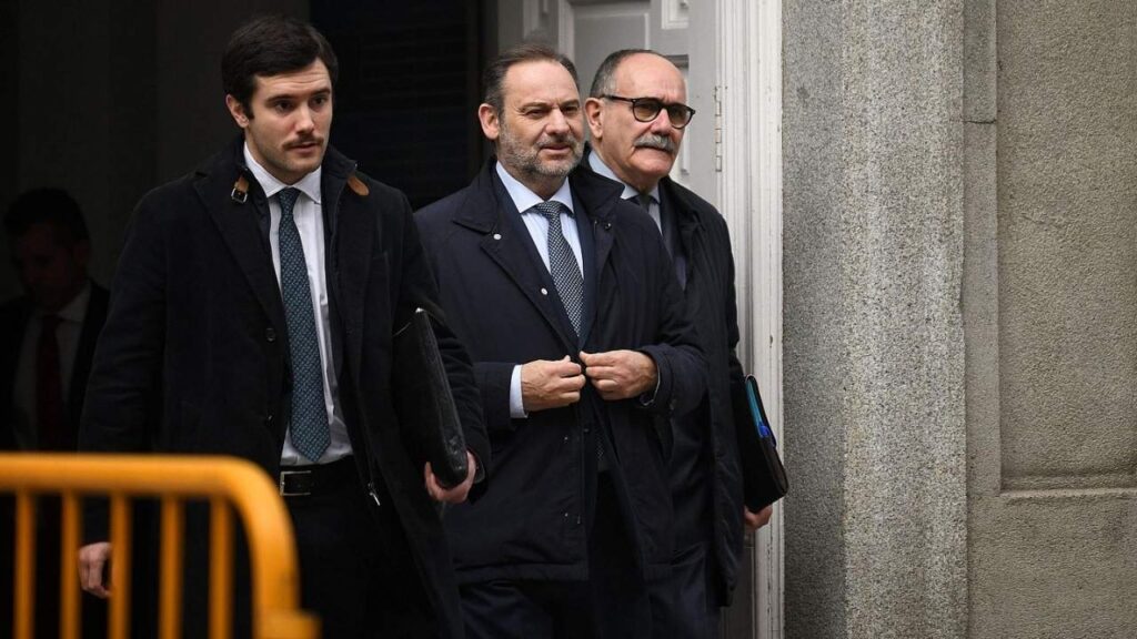 La UCO Sorprende a Ábalos Con Una Modelo Que Ocultaba Un Disco Duro Durante El Registro 1 La UCO Sorprende a Ábalos Con Una Modelo