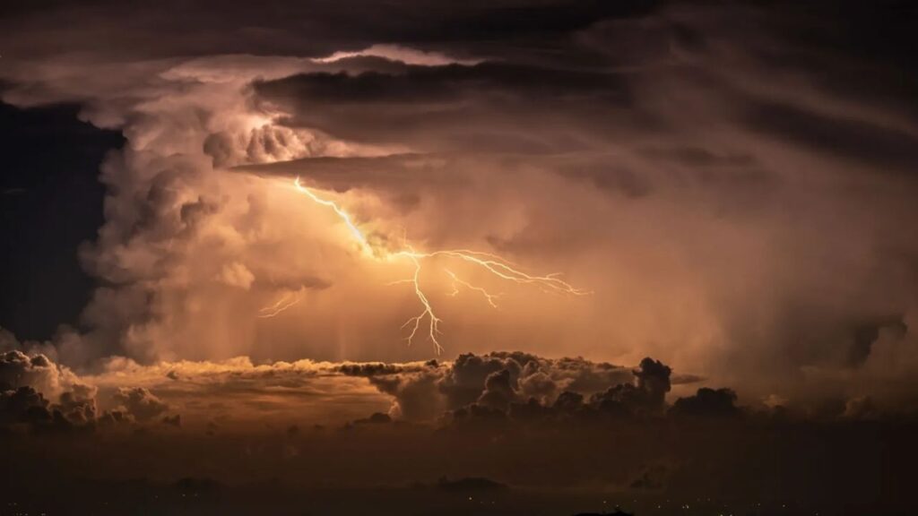 Tormentas Azotan el Norte Mientras el Sur Se Cocina con Temperaturas Extremas 1 Tormentas Azotan el Norte Mientras