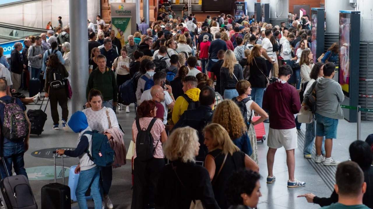 Trenes Parados en la Vía Retrasan la Conexión